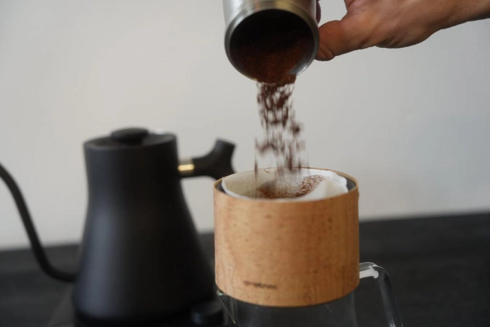Handgerösteter Kaffee wird in eine Dose gefüllt.